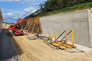 20230704_szalowanie ściany skośnej na środkowej sekcji podpory P1 obiektu WE-3.jpg