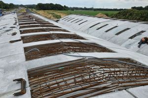 20230703_kontynuacja prac przygotowawczych dla zbrojenia i betonowania zamków elementów prefabrykowanych na obiekcie WE-10.jpg