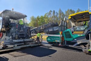 20240625_trasa główna przy węźle Dargobądz - układanie SMA```.jpg