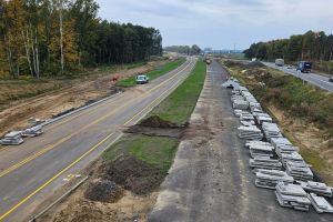 20231024_skladowanie materiałów do wykonywania murów z gruntu zbrojeonego przy obiekcie WE-10.jpg