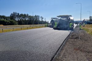 20240625_trasa główna przy węźle Dargobądz - układanie SMA`.jpg